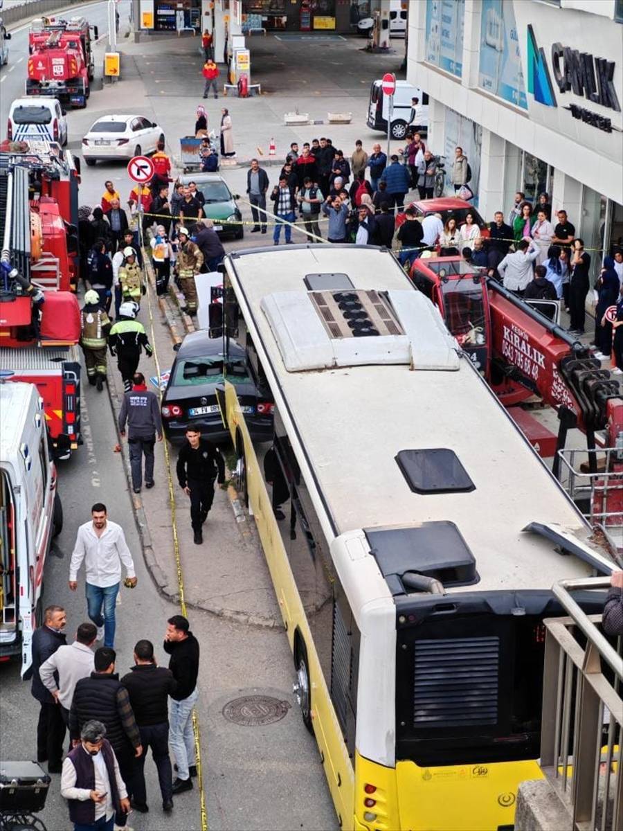 Motosikletliyle kavga eden otobüsün şoförü durağa daldı! 1 kişi öldü 4 kişi yaralı 2